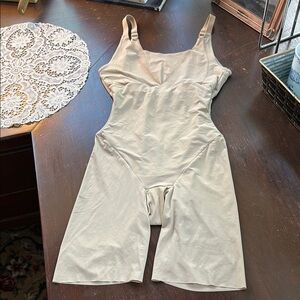 Maidenform V-Neck Bodyshaper w/adjustable straps